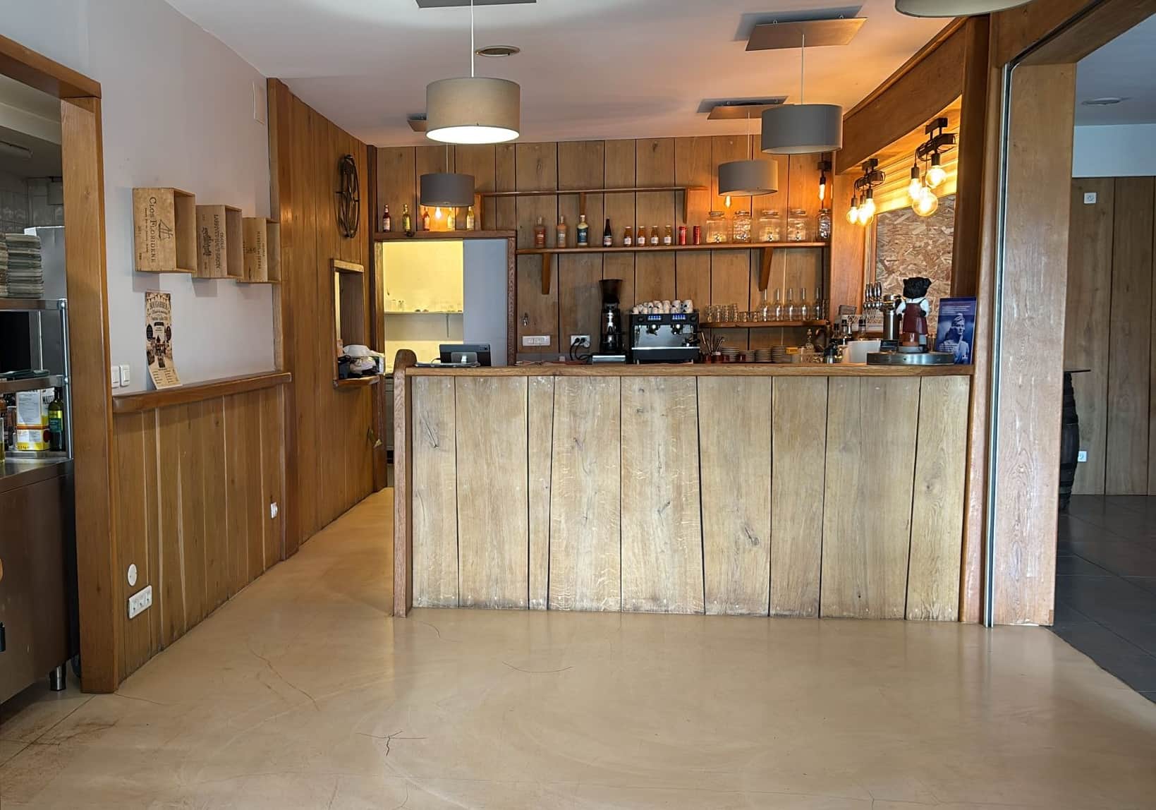 Comptoir en bois et salle chaleureuse du B Brasserie